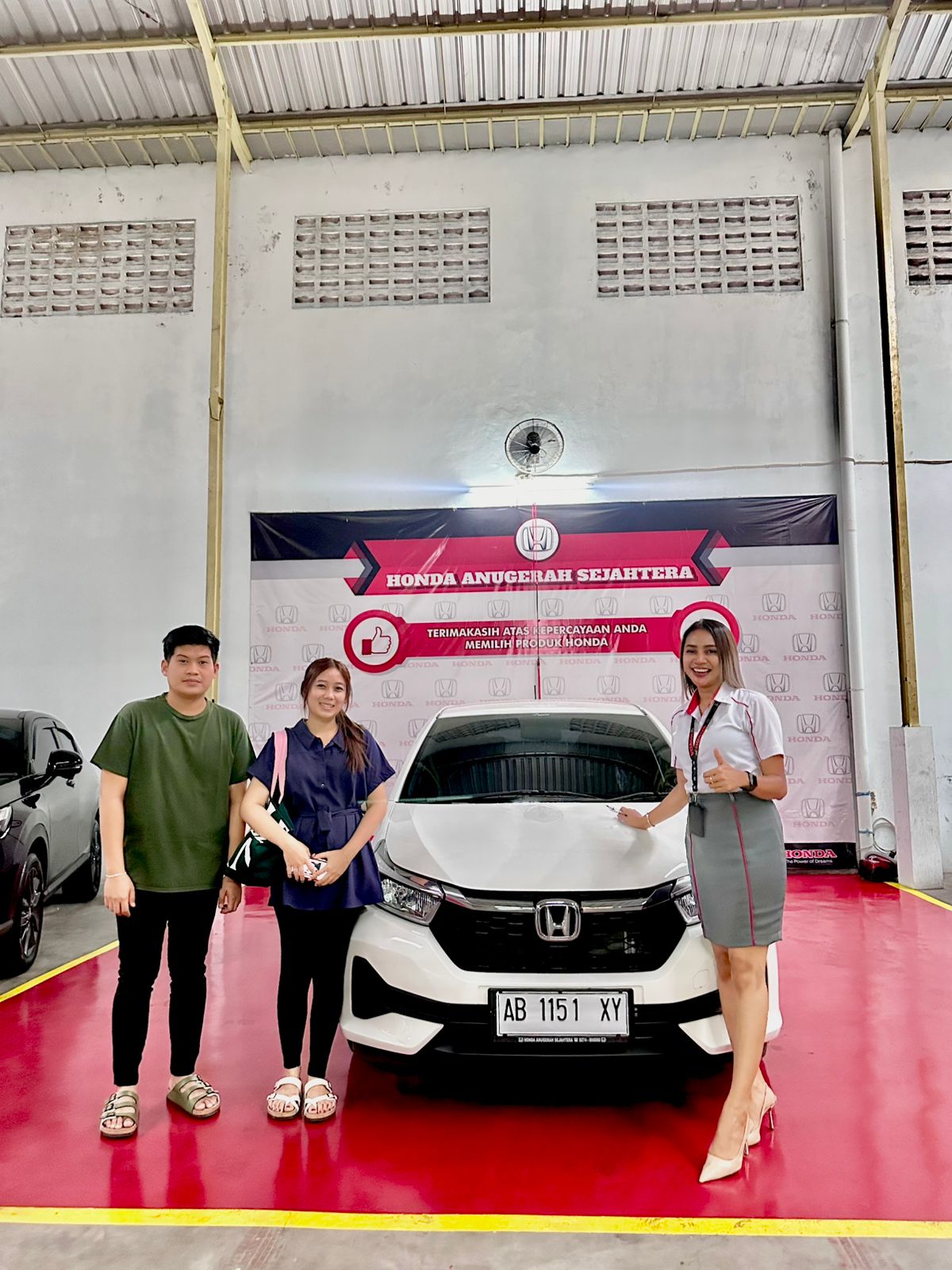 Penyerahan Honda Brio kepada Cece Helena oleh Betty Honda Jogja