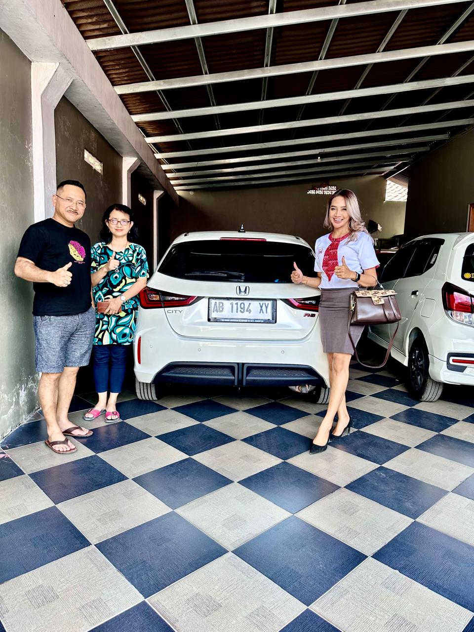 Penyerahan Honda City Hatchback kepada Drs. Tyok oleh Betty Honda Jogja