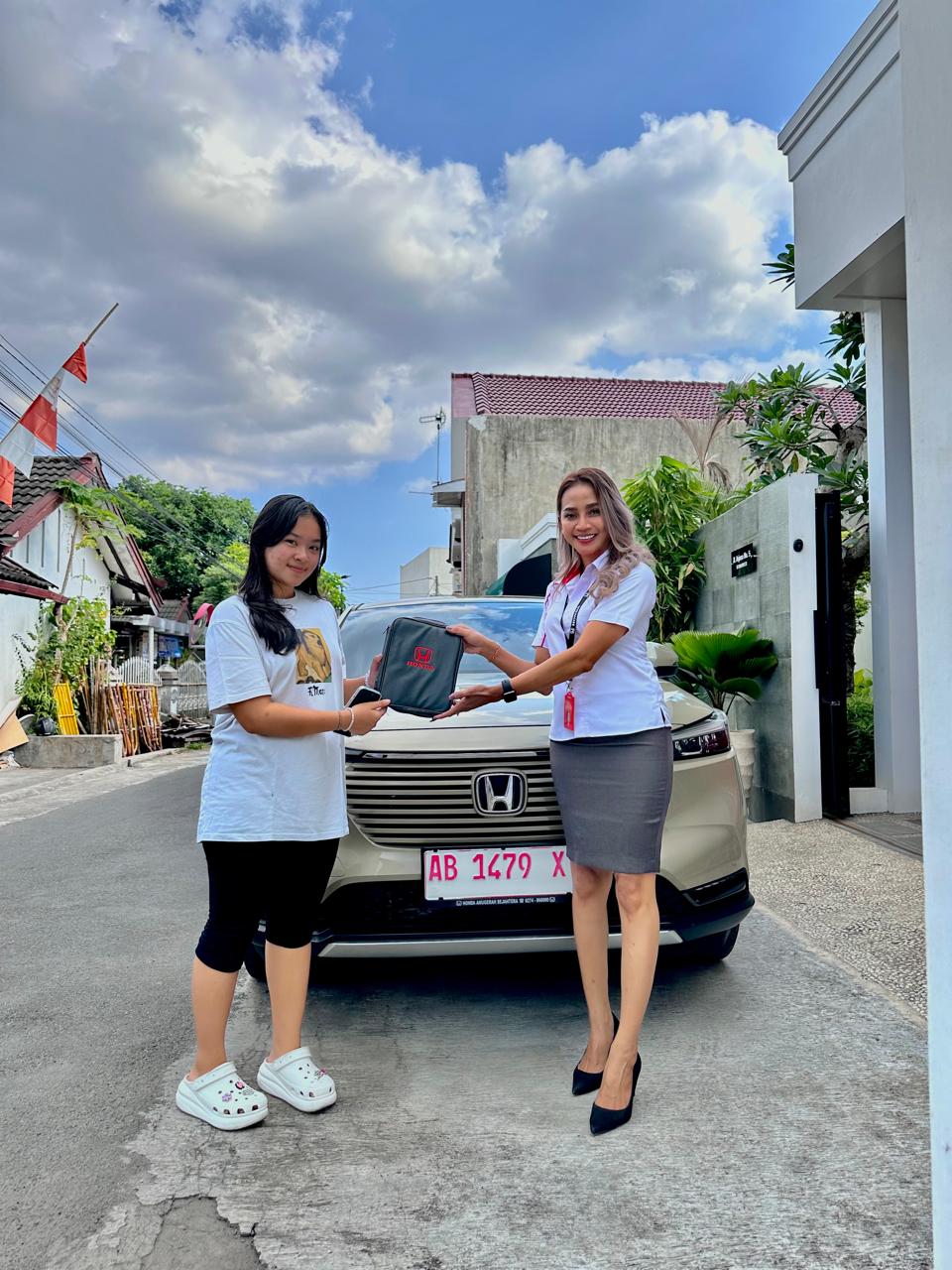 Penyerahan Honda HR-V kepada Ibu Desi oleh Betty Honda Jogja