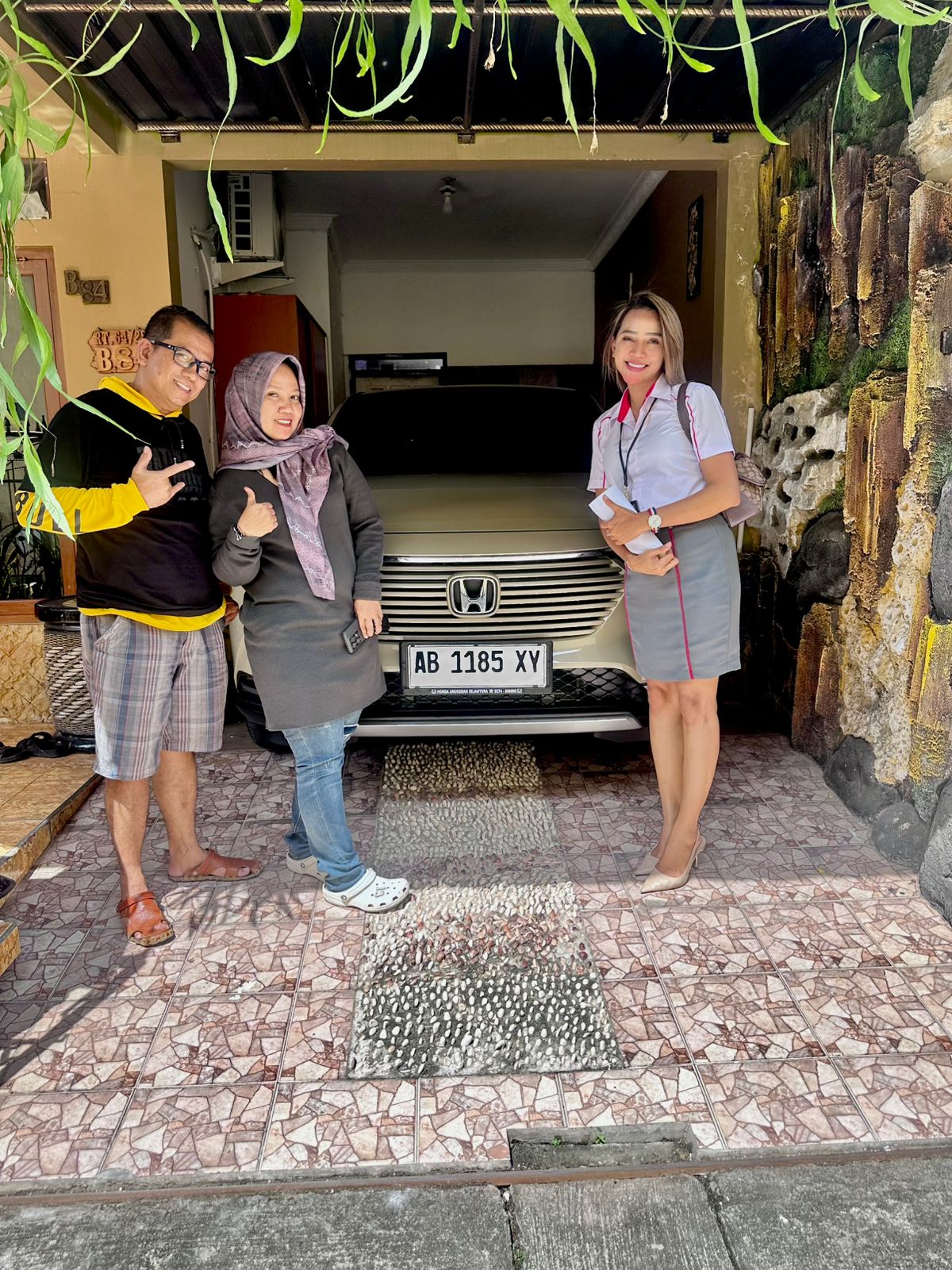 Penyerahan Honda HR-V kepada Ibu Dewa oleh Betty Honda Jogja
