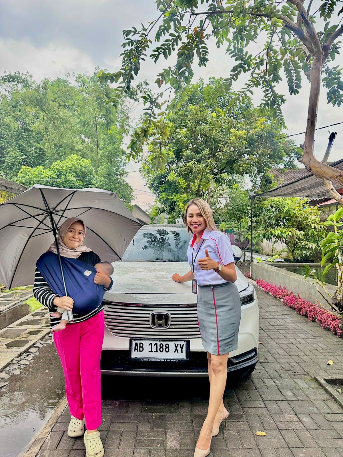 Penyerahan Honda HR-V kepada Ibu Yulia oleh Betty Honda Jogja