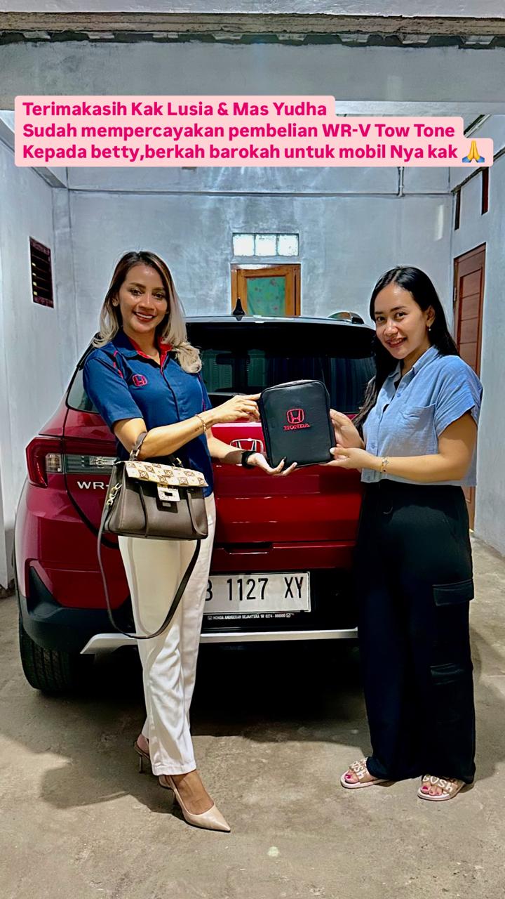 Penyerahan Honda WR-V kepada Kak Lusia oleh Betty Honda Jogja
