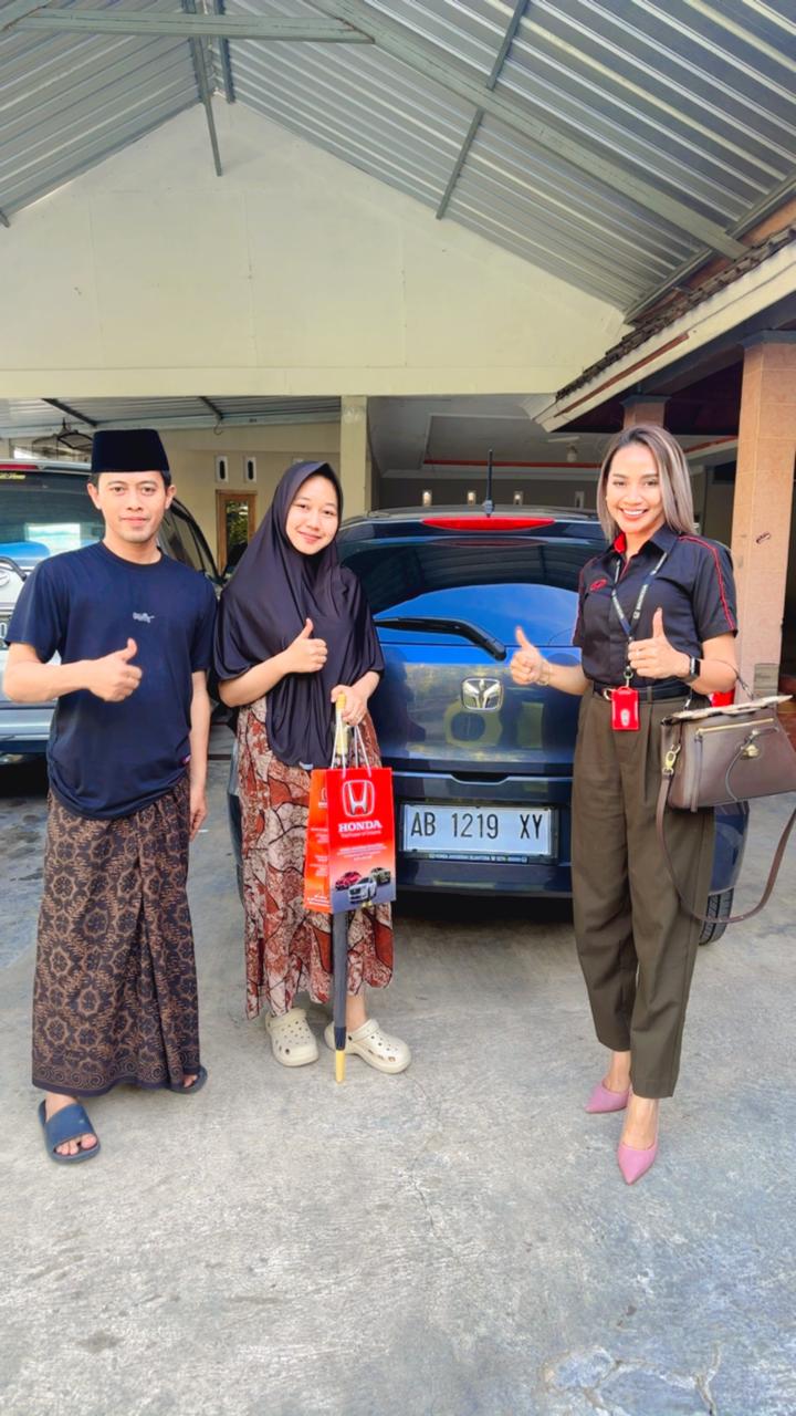 Penyerahan Honda Brio kepada Mba Fajar oleh Betty Honda Jogja